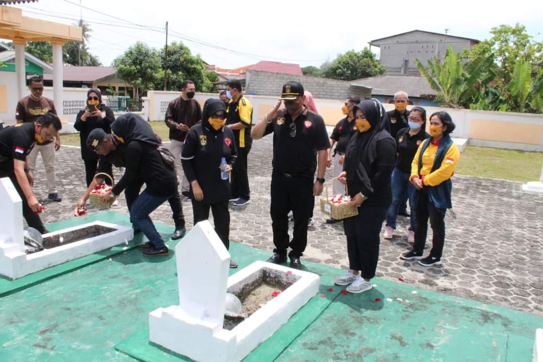 Sambut Hut Ke Kbpp Polri Se Kepri Ziarah Ke Makam Pahlawan Tanjung Batu Kabarterkini Co Id